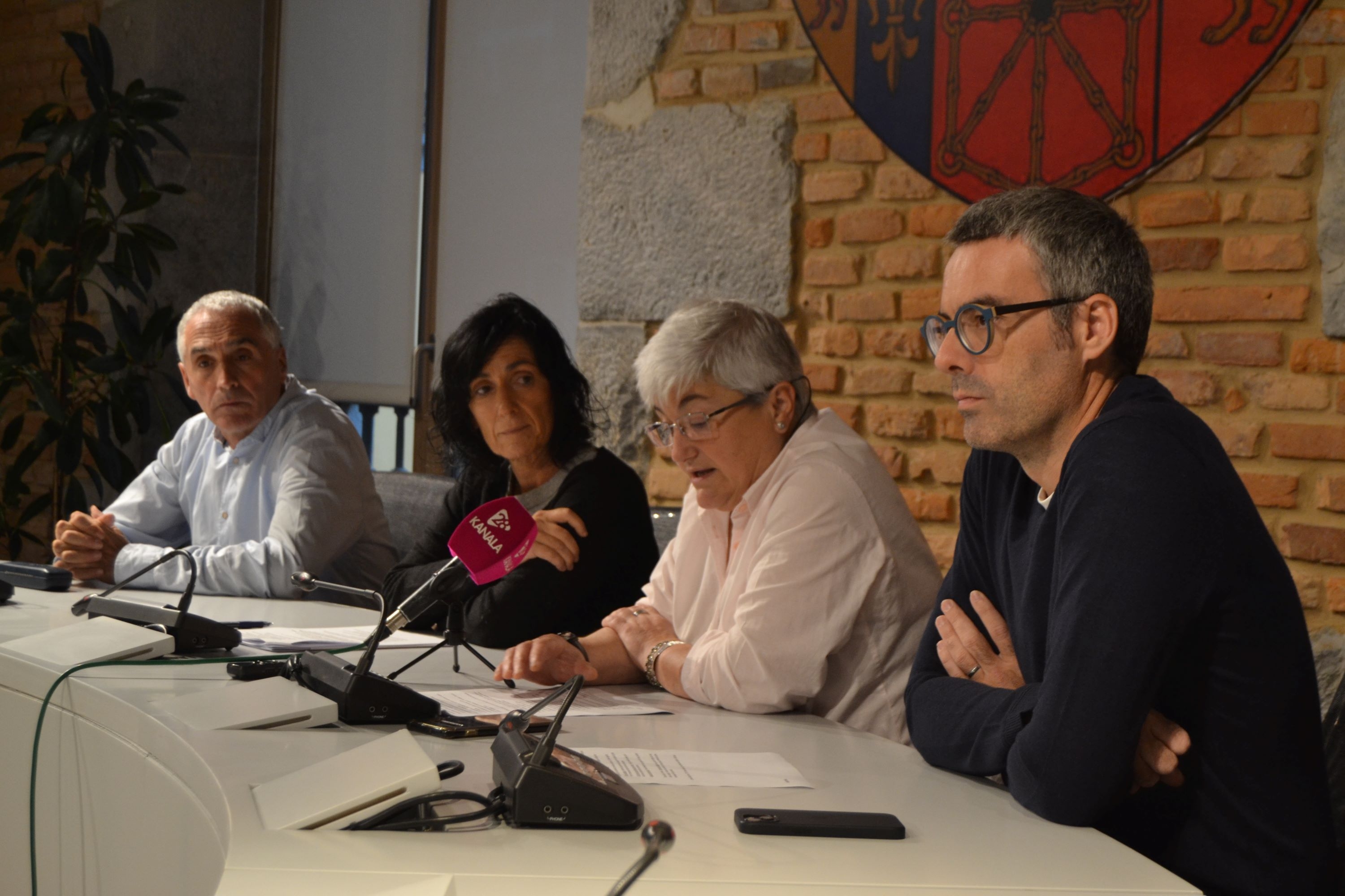 El gobierno municipal presenta un proyecto de presupuestos sustentando ...