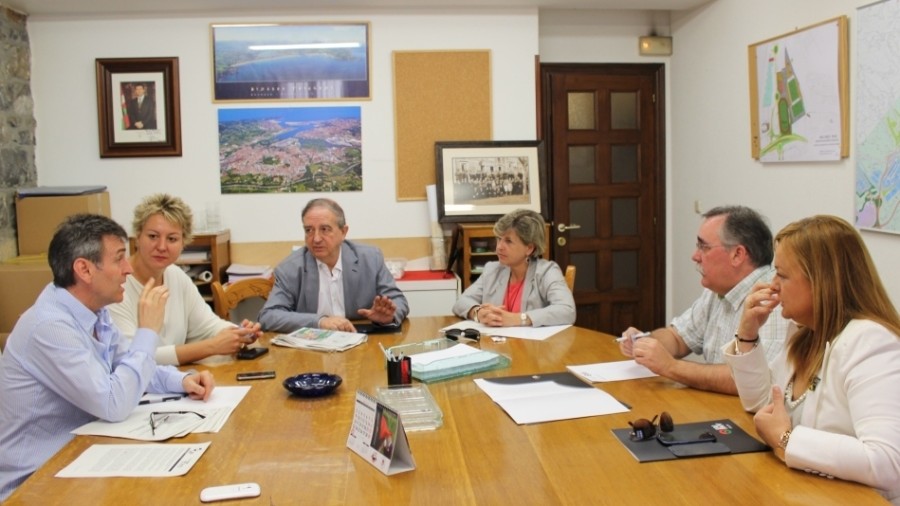 Irunekin lotura duten gaiak jorratzeko, EAJko senatari taldearekin elkartu da Xabier Iridoy