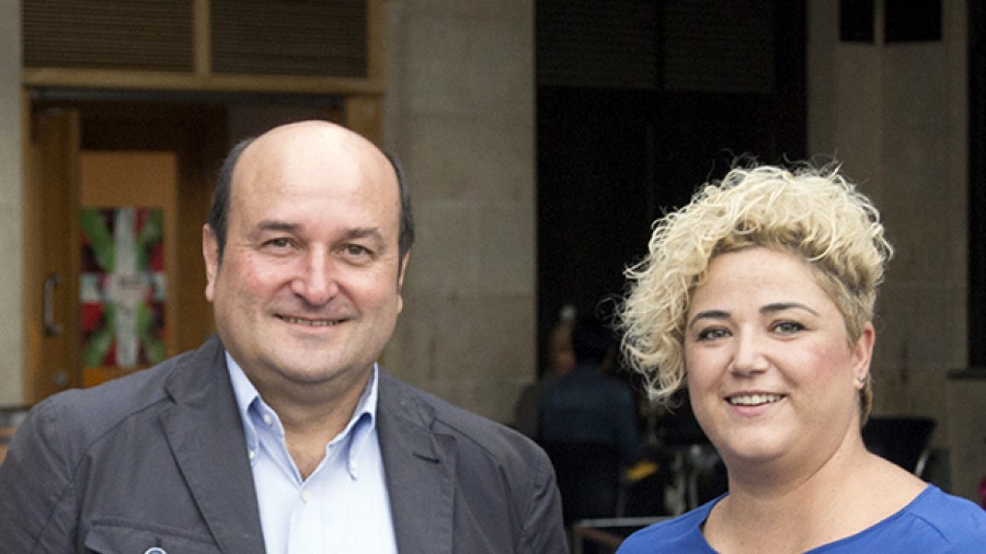 Errenteriako EAJk lan bilera egin du Andoni Ortuzarrekin 