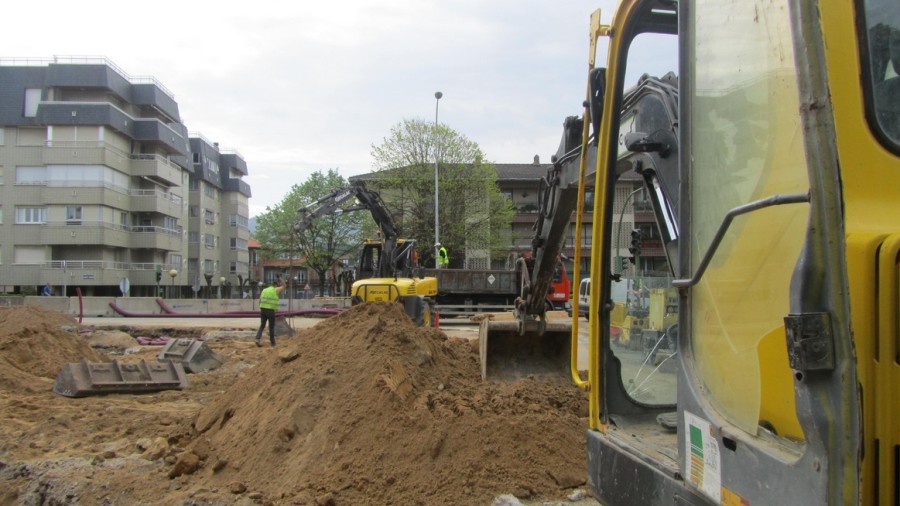 El PNV de Zarautz denuncia el sobrecoste de las obras de la rotonda.