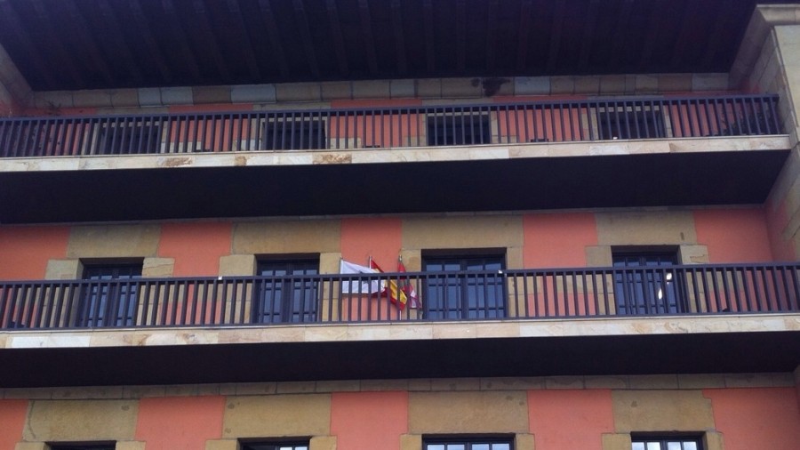 EAJk pasaitarren bandera ikurrina dela aldarrikatzen duen plaka ezartzeko eskatu dio berriz ere Bilduri