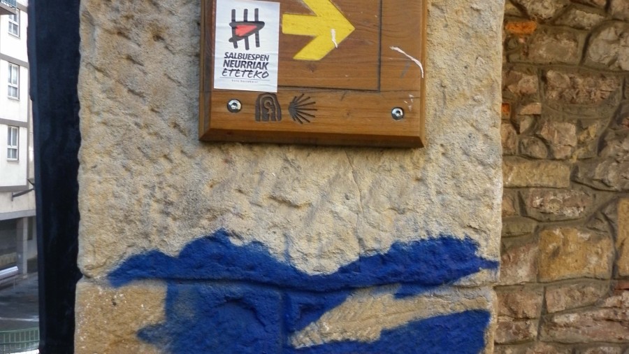 El PNV de Lezo la limpieza del centenar de pintadas que han aparecido en el casco histórico y haga público su coste