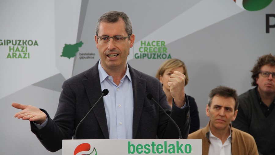 En Gipuzkoa hay dos opciónes: la mano tendida de EAJ-PNV y el puño cerrado del control ferreo de Bildu