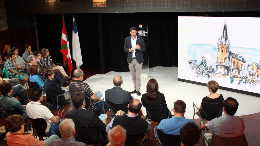 Eneko Goia presentando su libro