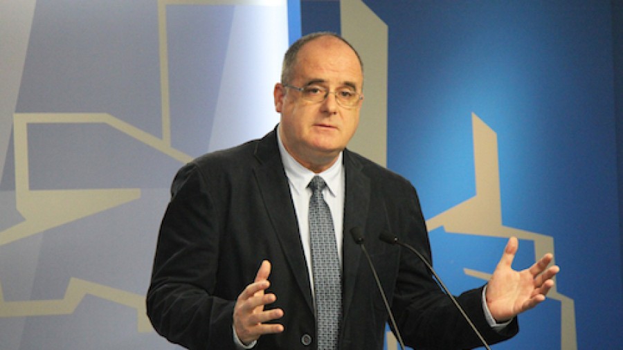 ETAren armak uztearen atzerapenak aukera ematen die PP eta PSOE alderdiei denbora politikoa kudeatzeko