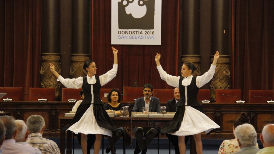 El alcalde de Donostia participa en el homenaje a las y los arrantzales veteranos