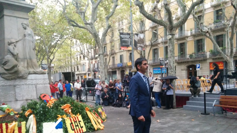 El alcalde de Donostia Eneko Goia ha participado en la ofrenda floral con motivo de la Diada