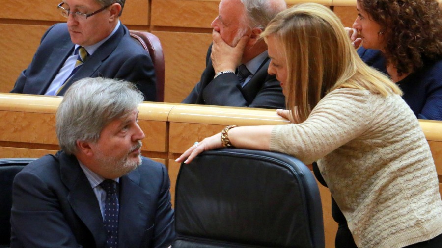 María Eugenia Iparragirre, junto al ministro de Ed