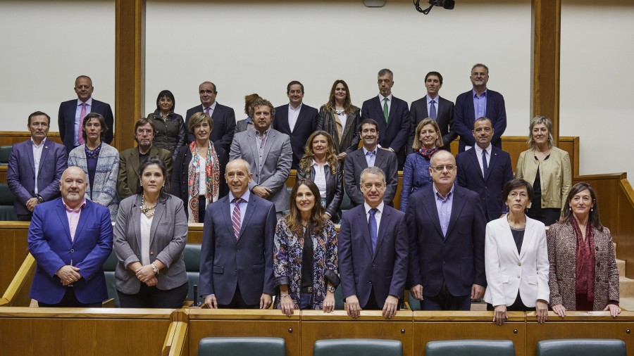 Los 28 parlamentarios de EAJ-PNV se acreditan en el Parlamento Vasco