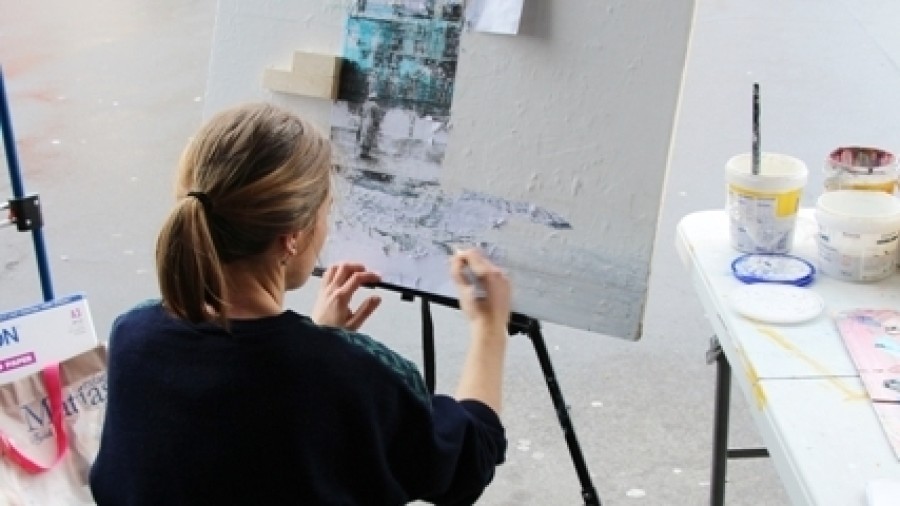 Udane Juaristi artistak hiriko toki desberdinetan egingo ditu lanak zuzenean