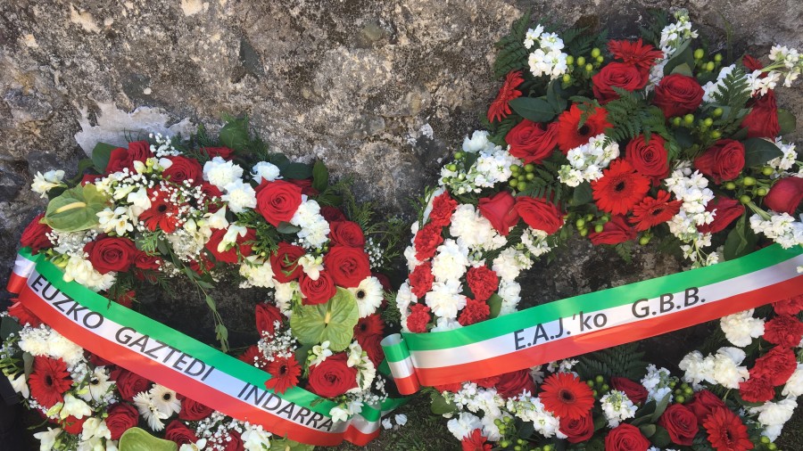 80 urte ahaztuta egon ostean, 82 gudari eta familiekin zegoen zor historikoa kitatzen dugu