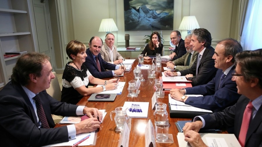 Euskal Y-aren eta Nafarroako korridorearen arteko etorkizuneko konexioaren informazio-azterketak 2017ko abendurako egon beharko du prest