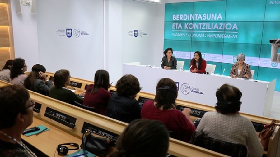 La Diputación contrasta Etorkizuna Eraikiz con una experta de la ONU en materia de igualdad