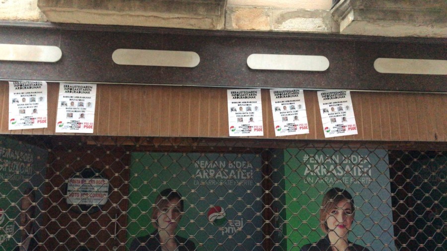 El PNV denuncia que desconocidos han empapelado su local de Arrasate con carteles ofensivos