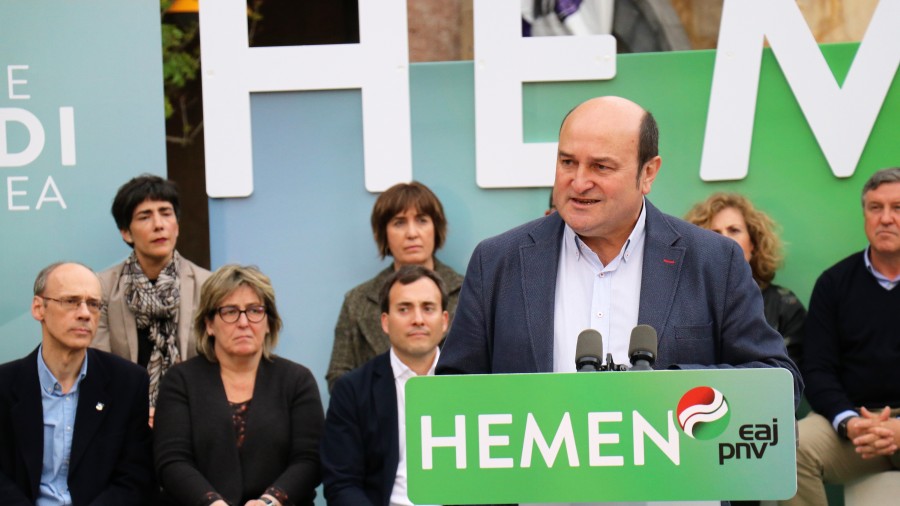 Ortuzar lamenta que Podemos “dé mítines con la ikurriña” tras presentar un sinfín de iniciativas que “erosionan el autogobierno”