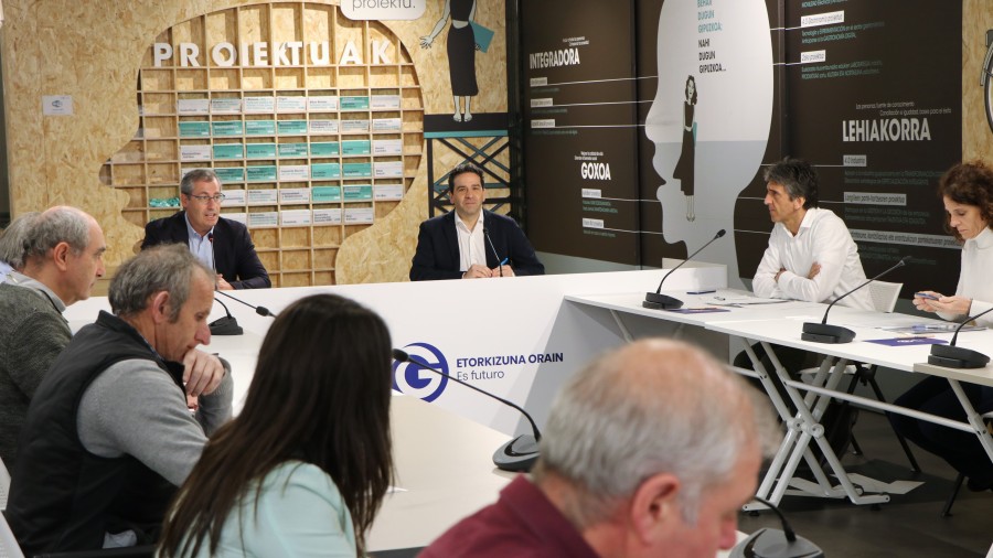 Baserritarren produktuak bildu eta merkaturatzeko zerbitzua sortuko dute Eusko Jaurlaritzak eta Foru Aldundiak Baserritarren produktuak bildu eta merkaturatzeko zerbitzua sortuko dute Eusko Jaurlaritzak eta Foru Aldundiak