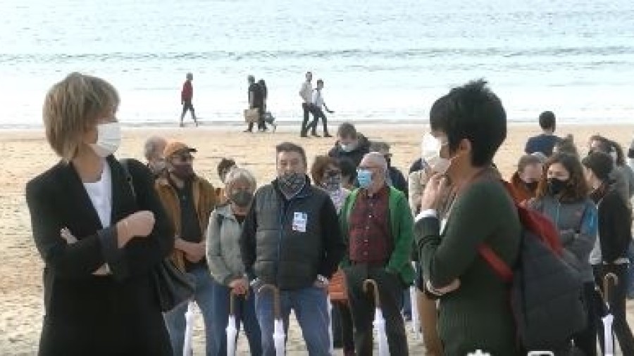 Sare organiza un mosaico para reivindicar la resolución, la convivencia y la vuelta a casa en la playa de La Concha