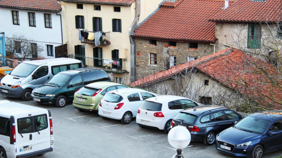 Getariako EAJk “herritarrak lehenetsi eta babestu” ditu datorren martxoaren 30eko Osoko Bilkuran onartuko den aparkalekuen ordenantzan