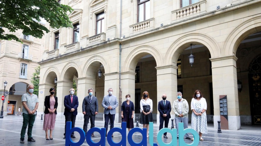 BADALAB hizkuntza eta berrikuntzarako laborategia abiarazi dute erakundeek eta euskalgintzak elkarlanean BADALAB hizkuntza eta berrikuntzarako laborategia abiarazi dute erakundeek eta euskalgintzak elkarlanean