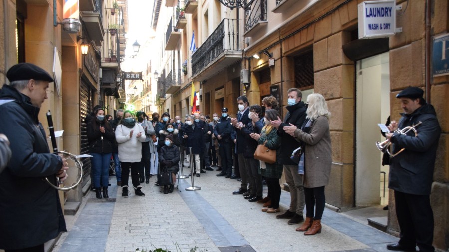 El Ayuntamiento recuerda a Miguel Paredes y Elena Moreno El Ayuntamiento recuerda a Miguel Paredes y Elena Moreno
