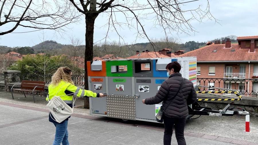 EH Bildu konturatu da edukiontziena dela hondakinak jasotzeko sistemarik onena, eta ez Atez Atekoa EH Bildu konturatu da edukiontziena dela hondakinak jasotzeko sistemarik onena, eta ez Atez Atekoa