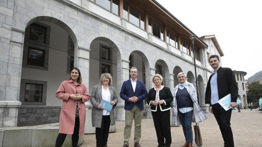 Hiritar orori “enplegua, babesa eta etorkizuna” bermatuko dizkion Gipuzkoa baten aldeko proiektuak partekatu dituzte Elgoibarko Udalak eta Aldundiak.