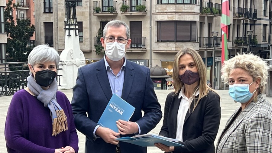 El Diputado General y la alcaldesa analizan y comparten las aportaciones de la ciudadanía El Diputado General y la alcaldesa analizan y comparten las aportaciones de la ciudadanía
