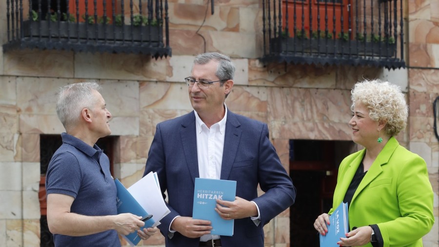 Herritar orori “enplegua, babesa eta etorkizuna” bermatuko dizkion Gipuzkoa baten aldeko proiektuak partekatu dituzte Urretxuko Udalak eta Aldundiak