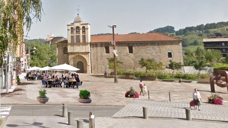 Podríamos tener una plaza espectacular en Zinkoenea solo con dos jardineras, dos señales de tráfico y poniendo la carretera al mismo nivel