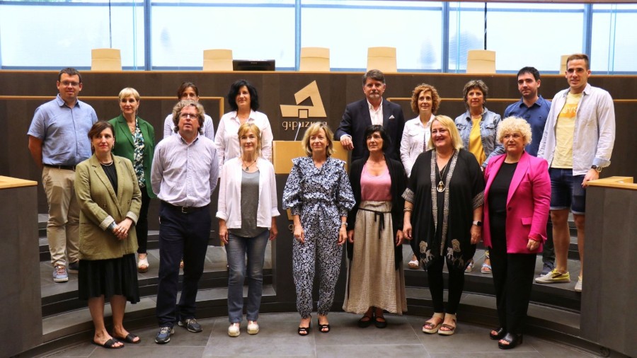 Mesa con representación de los cinco partidos Propuesta de EAJ-PNV y PSE-PSOE en las Juntas Generales de Gipuzkoa Mesa con representación de los cinco partidos Propuesta de EAJ-PNV y PSE-PSOE en las Juntas Generales de Gipuzkoa