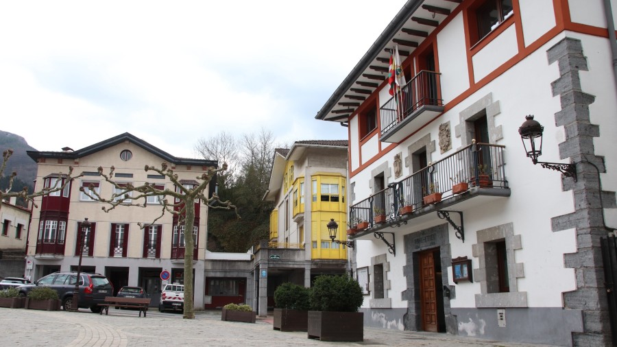 Udaletxea eraberritu eta handitu izana ospatzen du Irurako EAJk