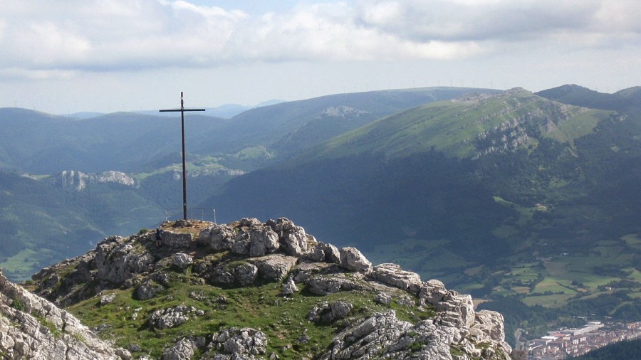 EAJ-PNV de Arrasate condena la desaparición de la cruz en homenaje a los montañeros fallecidos y exige la reconstrucción de dicha cruz