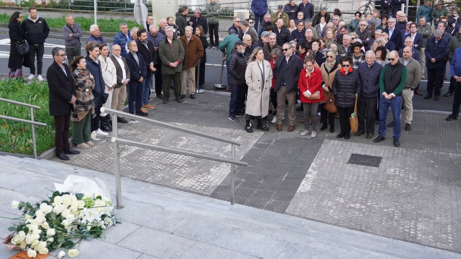 El Ayuntamiento ha colocado una placa en memoria de Santiago Oleaga