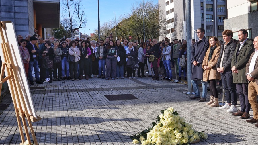El Ayuntamiento coloca una placa en memoria de Mikel Zabalza