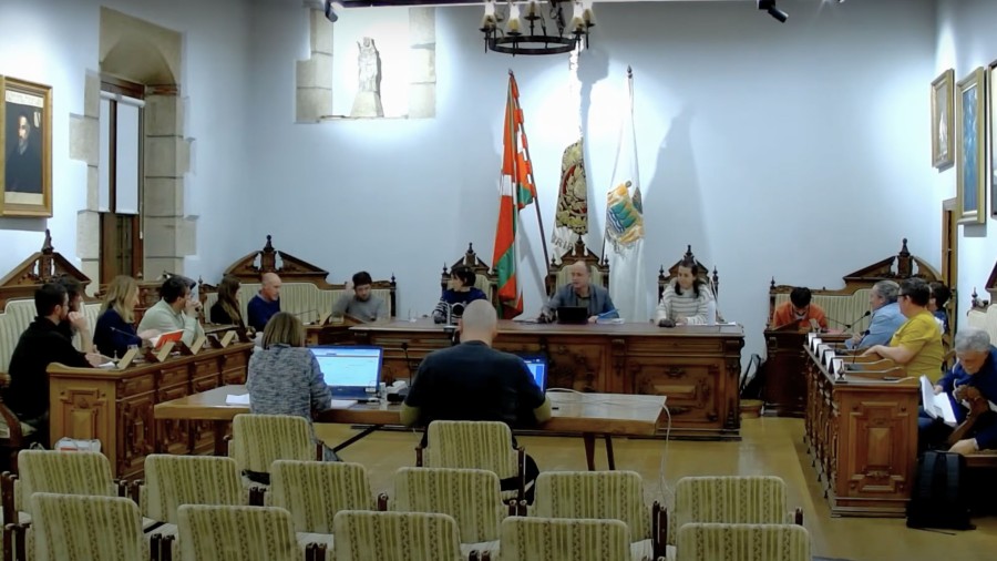 Bi urteko gobernua elkarrizketarik gabe, benetako parte-hartzerik gabe eta itzal askorekin laburbiltzen duen osoko bilkura