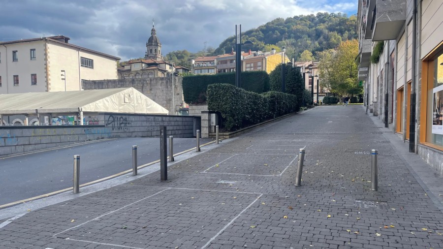 Interes publikoari bizkar emanez