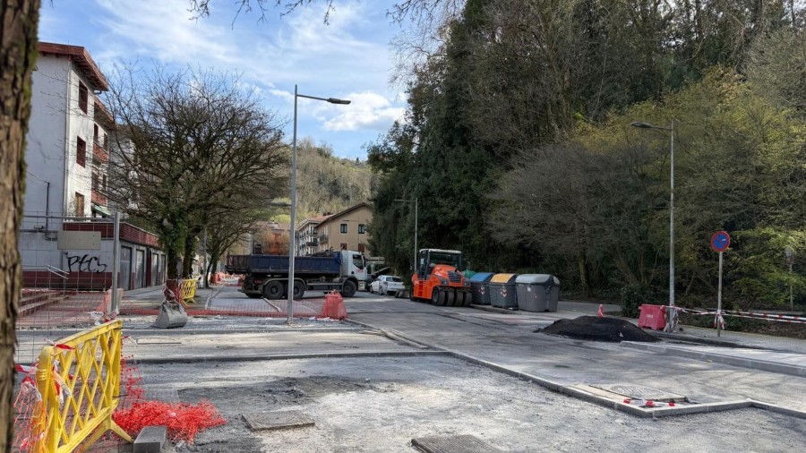 El inicio de las obras en temporada alta de txotx genera caos en Astigarraga