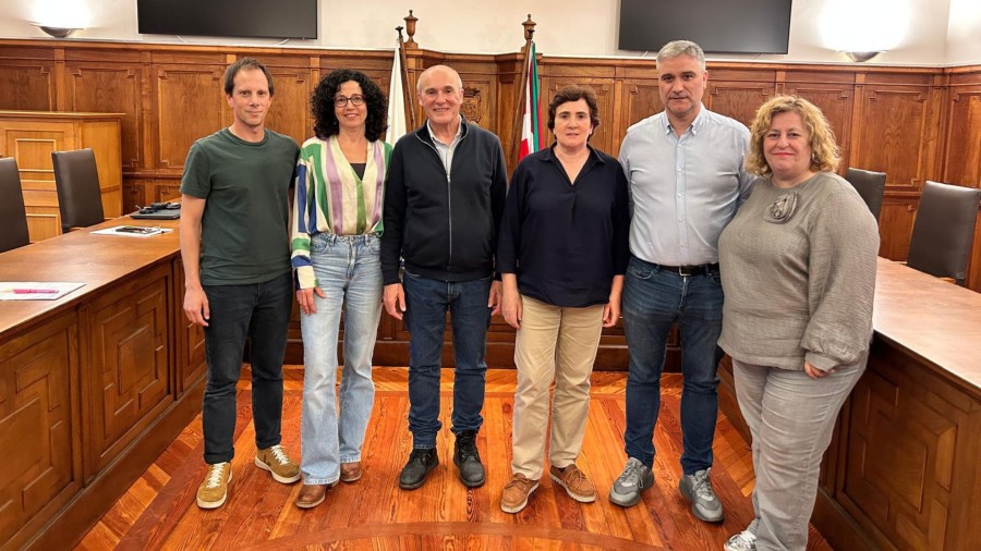 Andima Egaña toma posesión como nuevo concejal en el Pleno de Deba