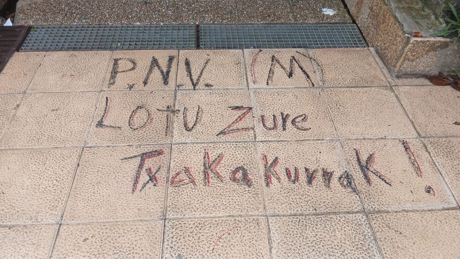 Zestoako EAJ-PNVk Ertzaintzaren aurkako pintadak gaitzetsi ditu eta eremu publikoan errespetua eskatu du