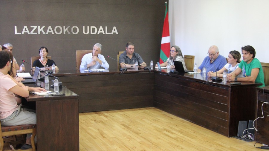 Lazkaok udal zerga nagusiak izoztuko ditu 2027an, eta tasen igoera orokorra % 2,9ra mugatuko du